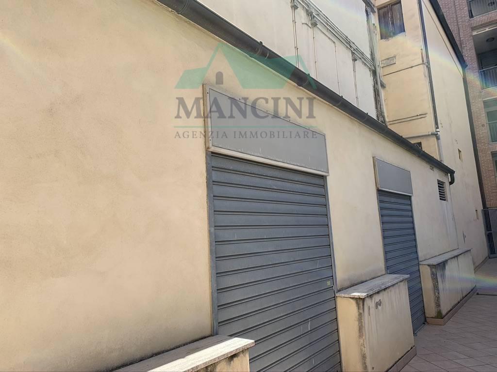 Negozio in Mura Occidentali 15, Jesi, {3} - Foto 2