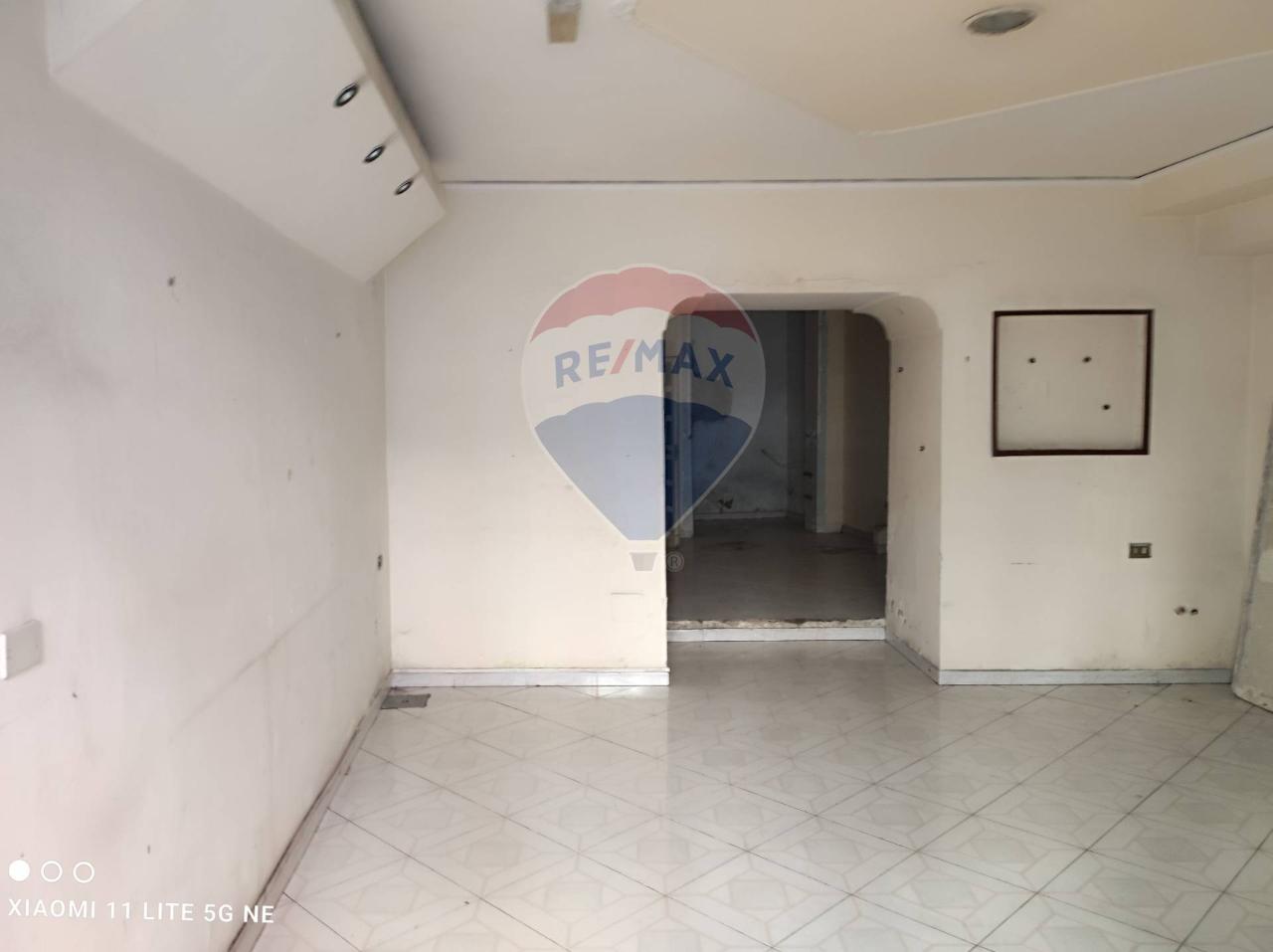 Negozio in Calata Capodichino 23, Napoli, {3} - Foto 1