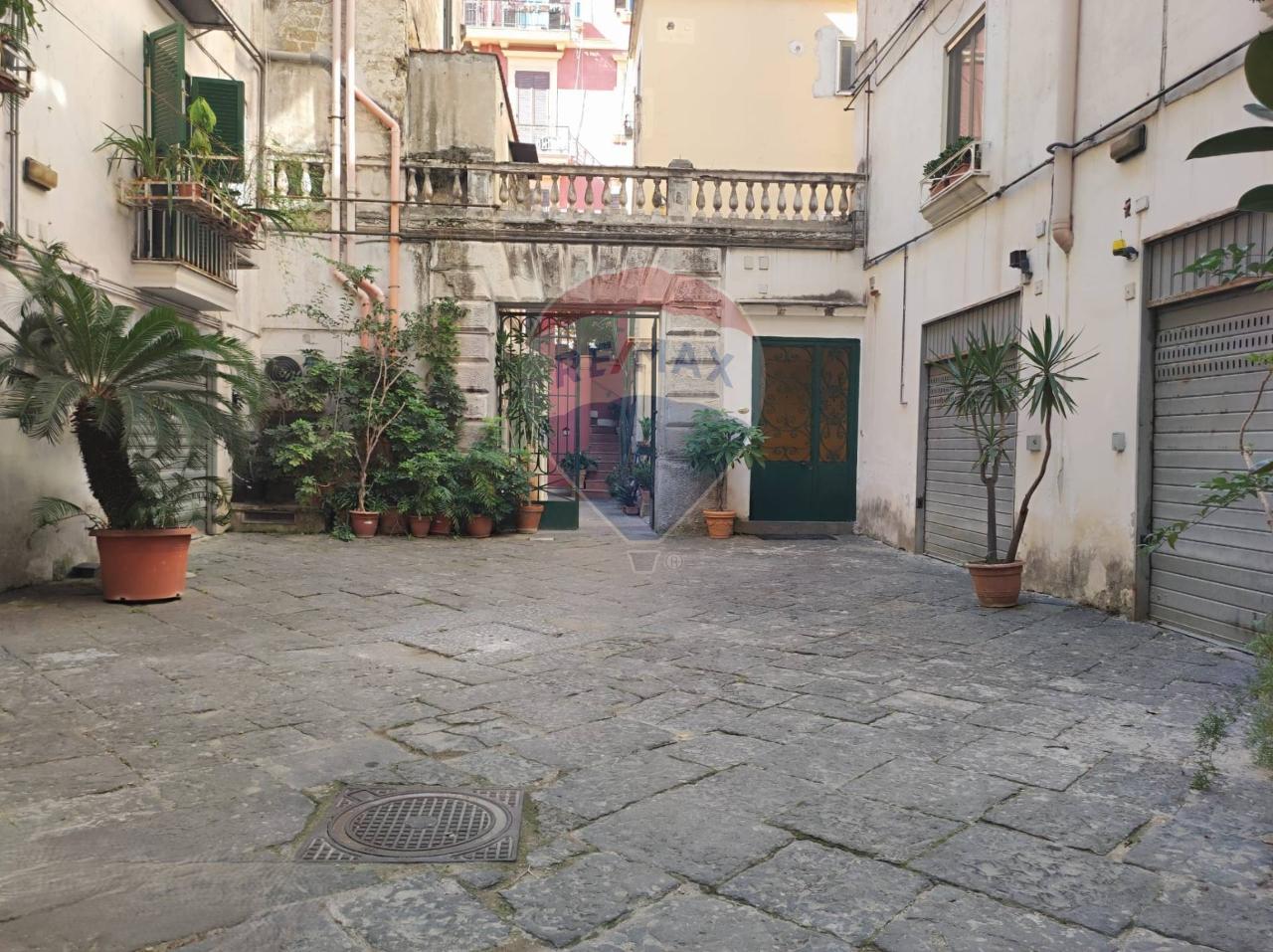 Negozio in Via Arco Mirelli 30, Napoli, {3} - Foto 2