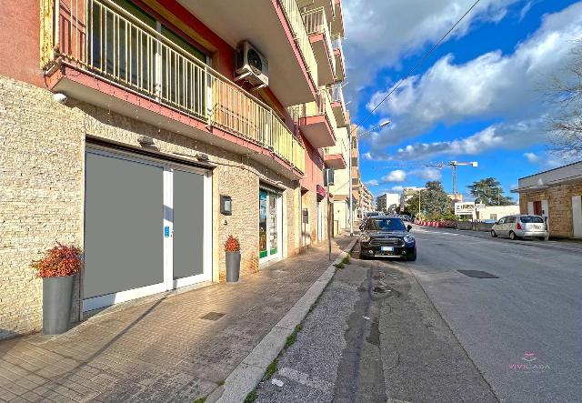 Geschäft in Viale Napoleone Bonaparte 96, Putignano - Foto 1