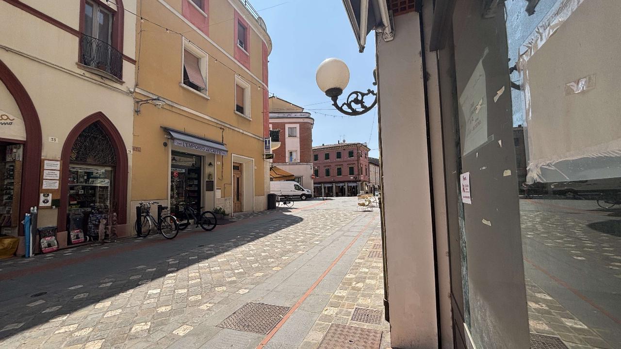 Negozio in Via Camillo Benso Conte di Cavour 36, Santarcangelo Di Romagna, {3} - Foto 1