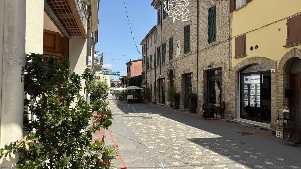 Negozio in Via Camillo Benso Conte di Cavour 36, Santarcangelo Di Romagna, {3} - Foto 2