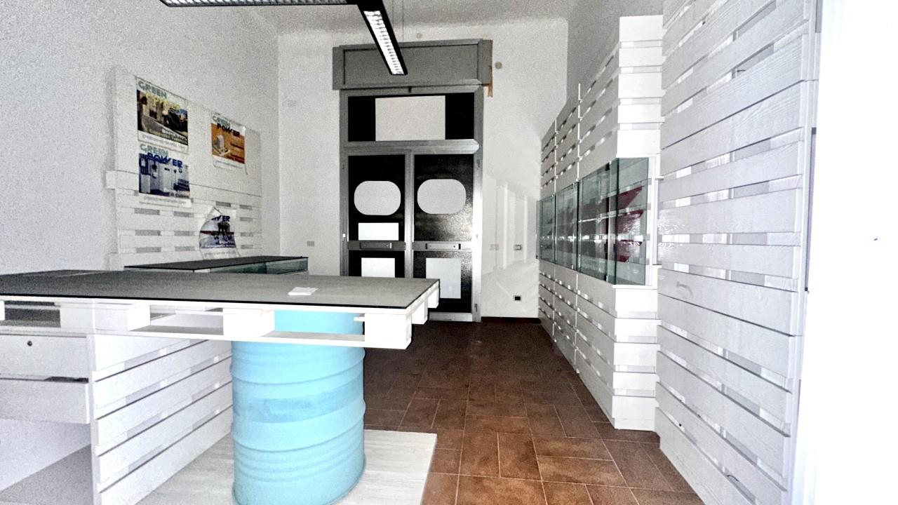 Palazzina commerciale in , Taranto, {3} - Foto 1