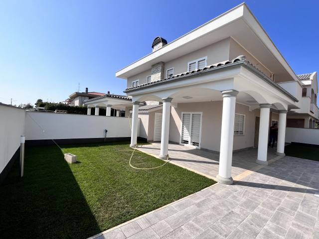 Villa a schiera in Viale Machiavelli Angolo Via Lorca, Anzio - Foto 1