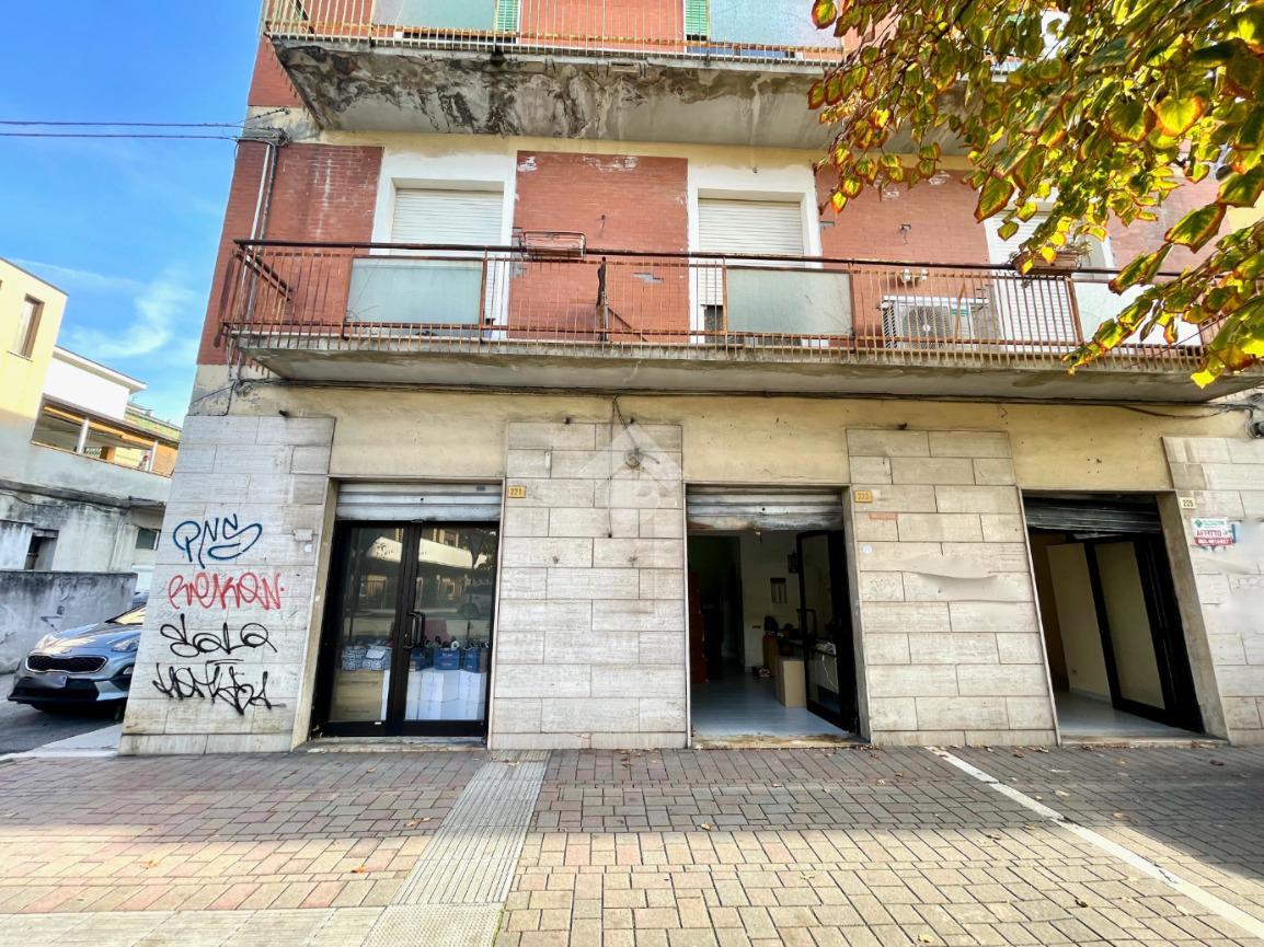 Negozio in Viale Gabriele d'Annunzio 221, Pescara, {3} - Foto 2