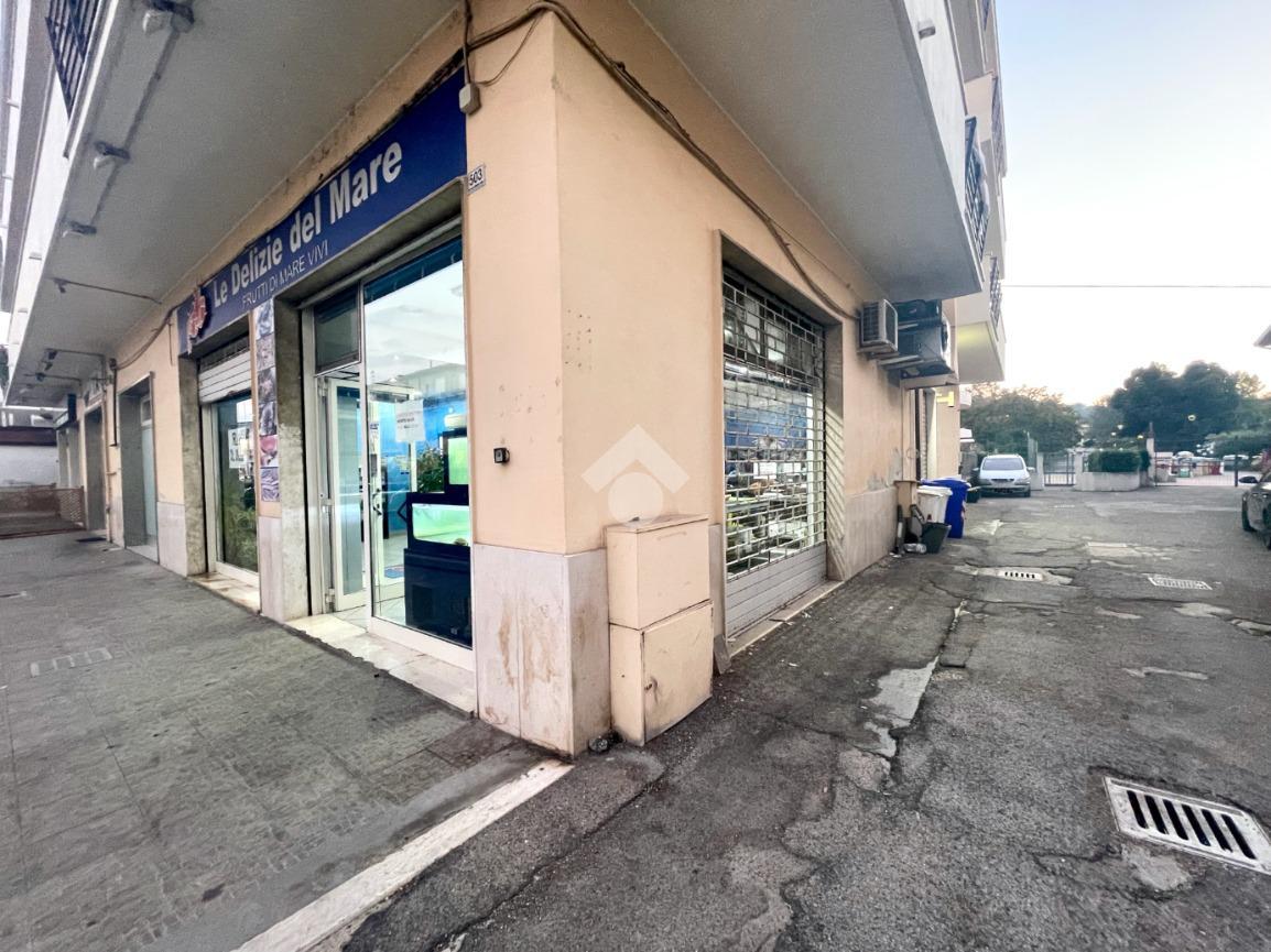Negozio in Via Nazionale Adriatica Nord, Pescara, {3} - Foto 1