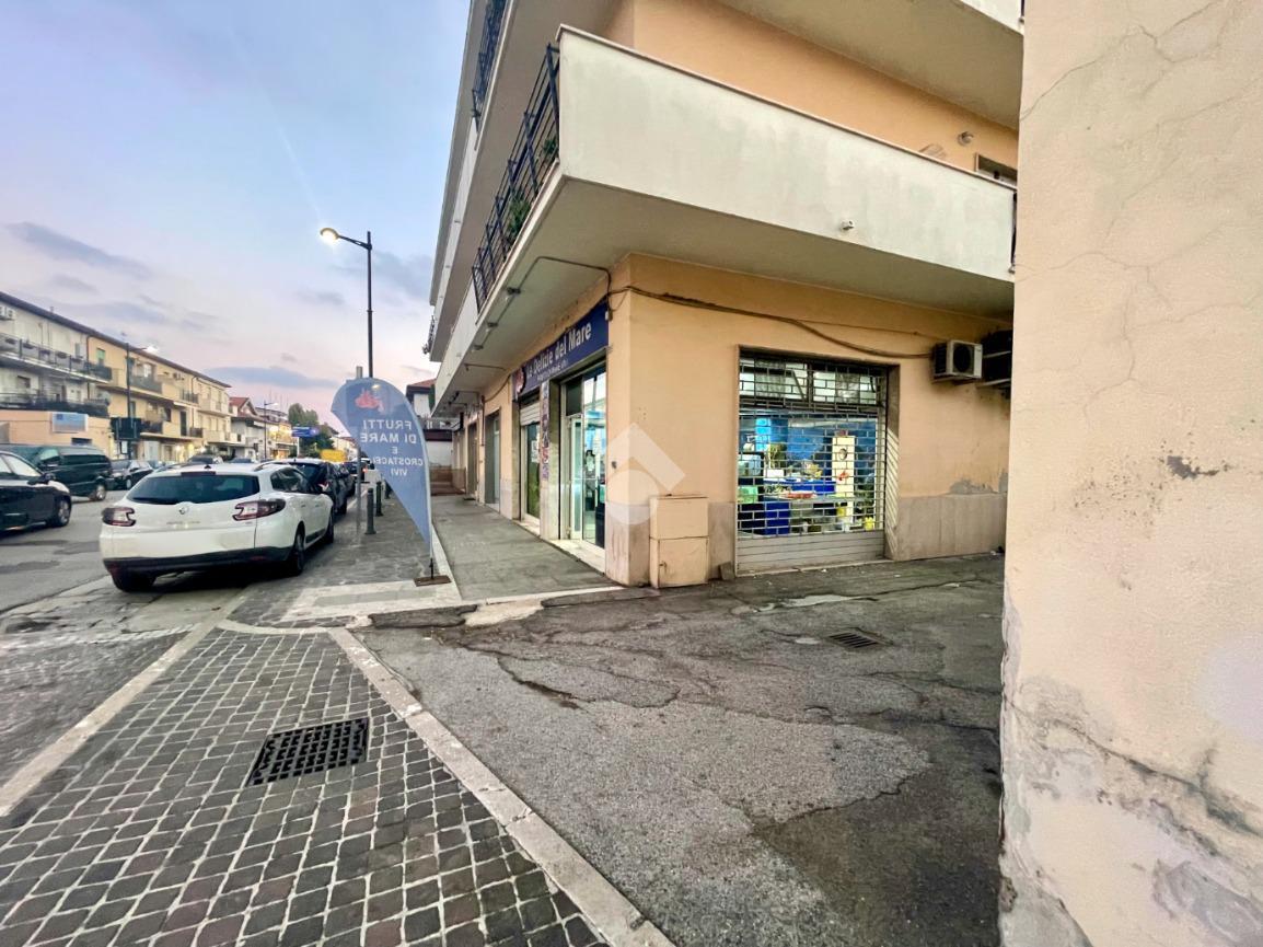 Negozio in Via Nazionale Adriatica Nord, Pescara, {3} - Foto 2