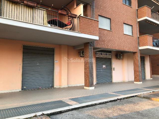 Geschäft in {3}, Piazza Tonino Marcucci - Foto 1