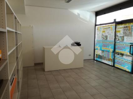 Negozio in Via Camillo Benso Conte di Cavour, Bussolengo - Foto 1