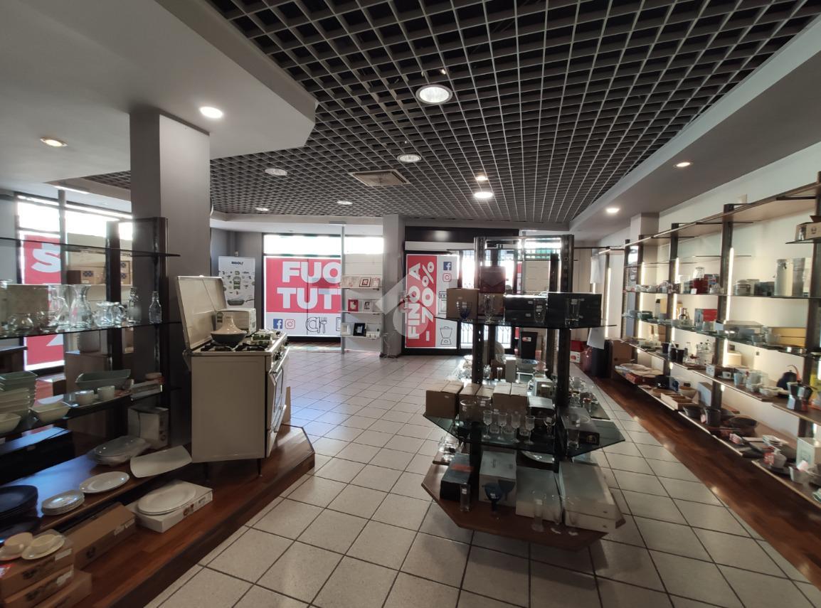 Negozio in Via Madonnina 32, Villafranca di Verona - Foto 1