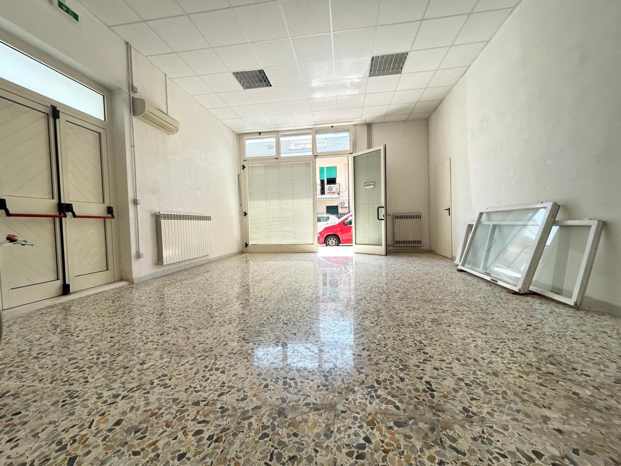 Negozio in Viale Maiella 23/a, Pescara, {3} - Foto 1