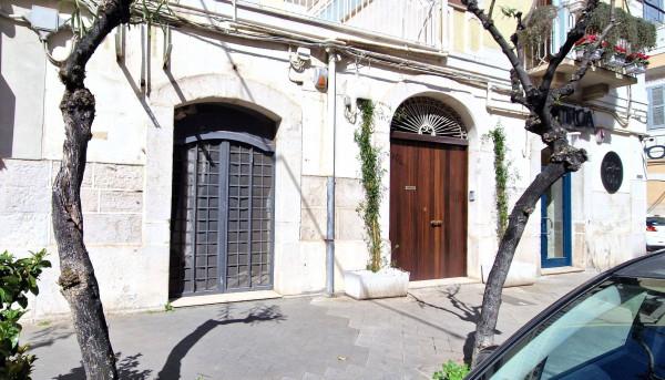 Negozio in Via Camillo Benso di Cavour, Trani, {3} - Foto 1