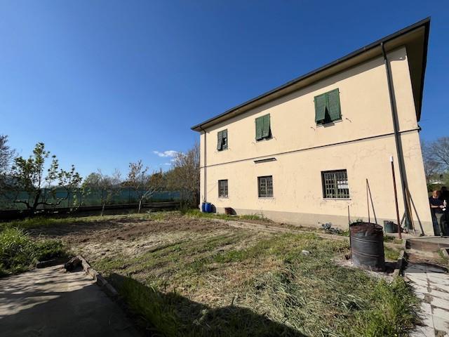 casa indipendente in vendita a Pontedera