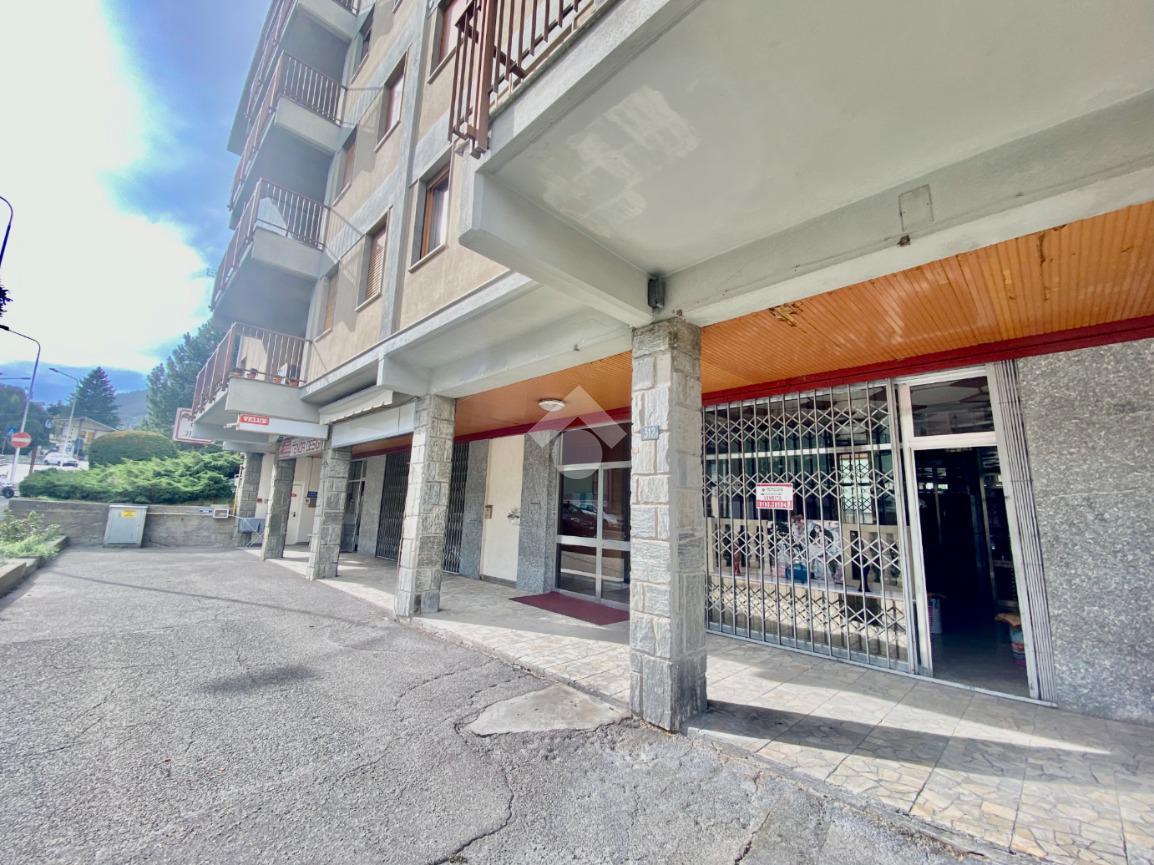 Negozio in Corso Saint - Martin - De - Corleans 312, Aosta, {3} - Foto 2