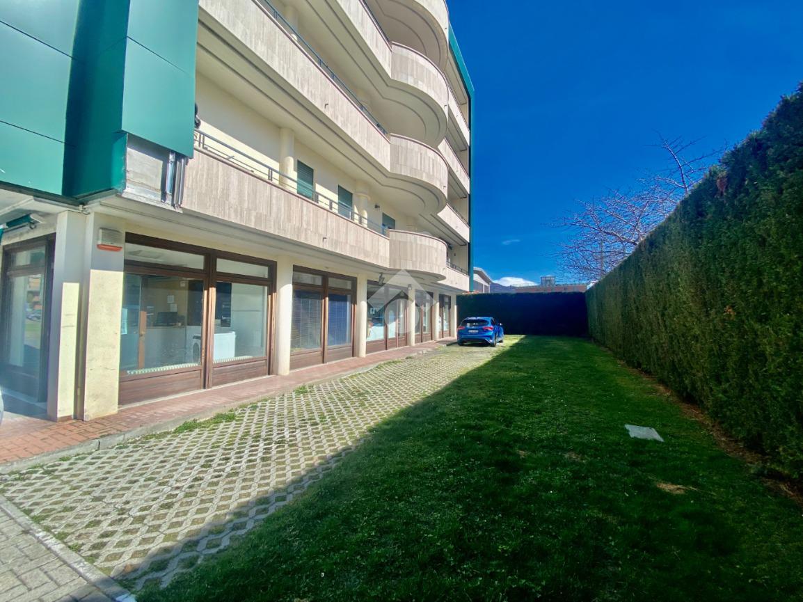Negozio in Corso Lancieri di Aosta, Aosta, {3} - Foto 2