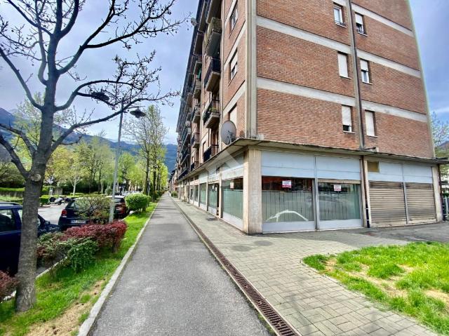 Negozio in Via Monte Grivola 27, Aosta - Foto 1