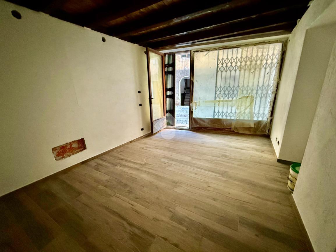 Negozio in Via Laurent Martinet 11, Aosta, {3} - Foto 1