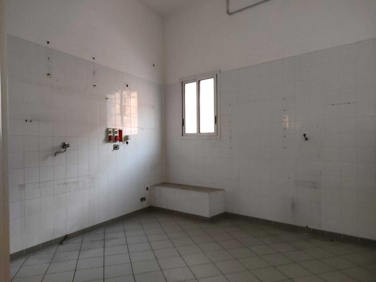 Palazzina commerciale in Via Garessio 130, Imperia, {3} - Foto 1
