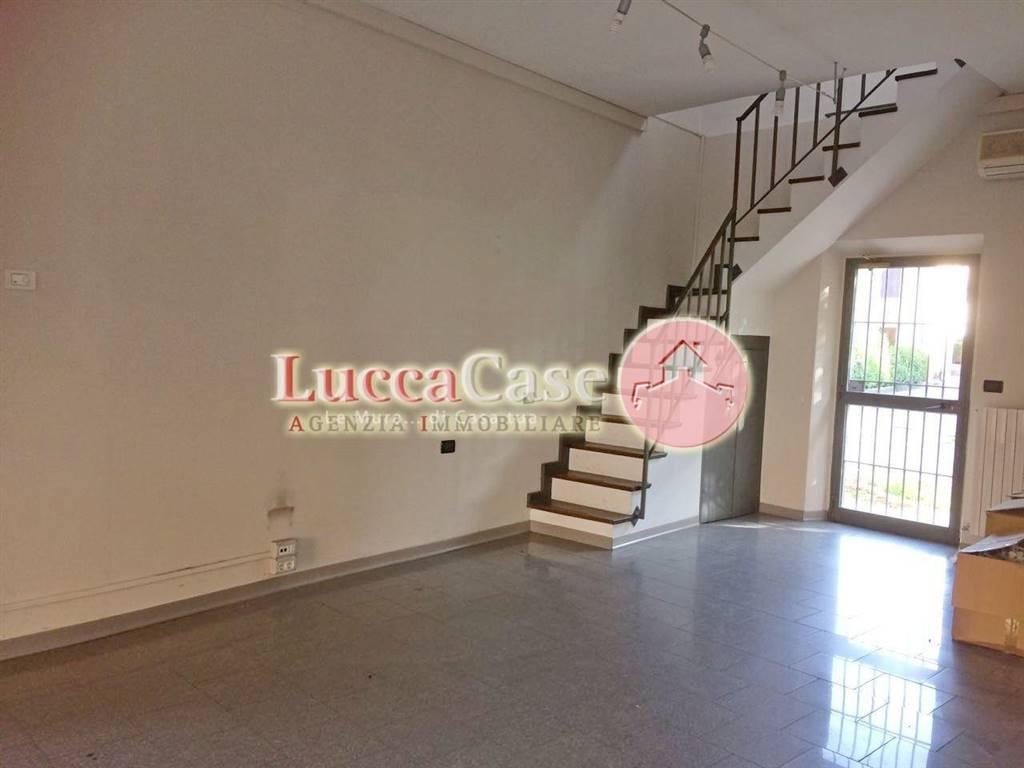 Negozio in Via Vittorio Bachelet 10, Lucca - Foto 1