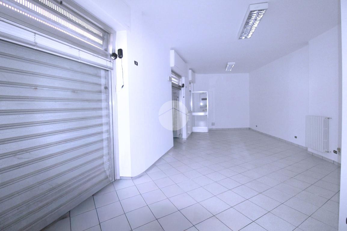 Negozio in Via Circonvallazione Calandra 1, Caravaggio, {3} - Foto 2