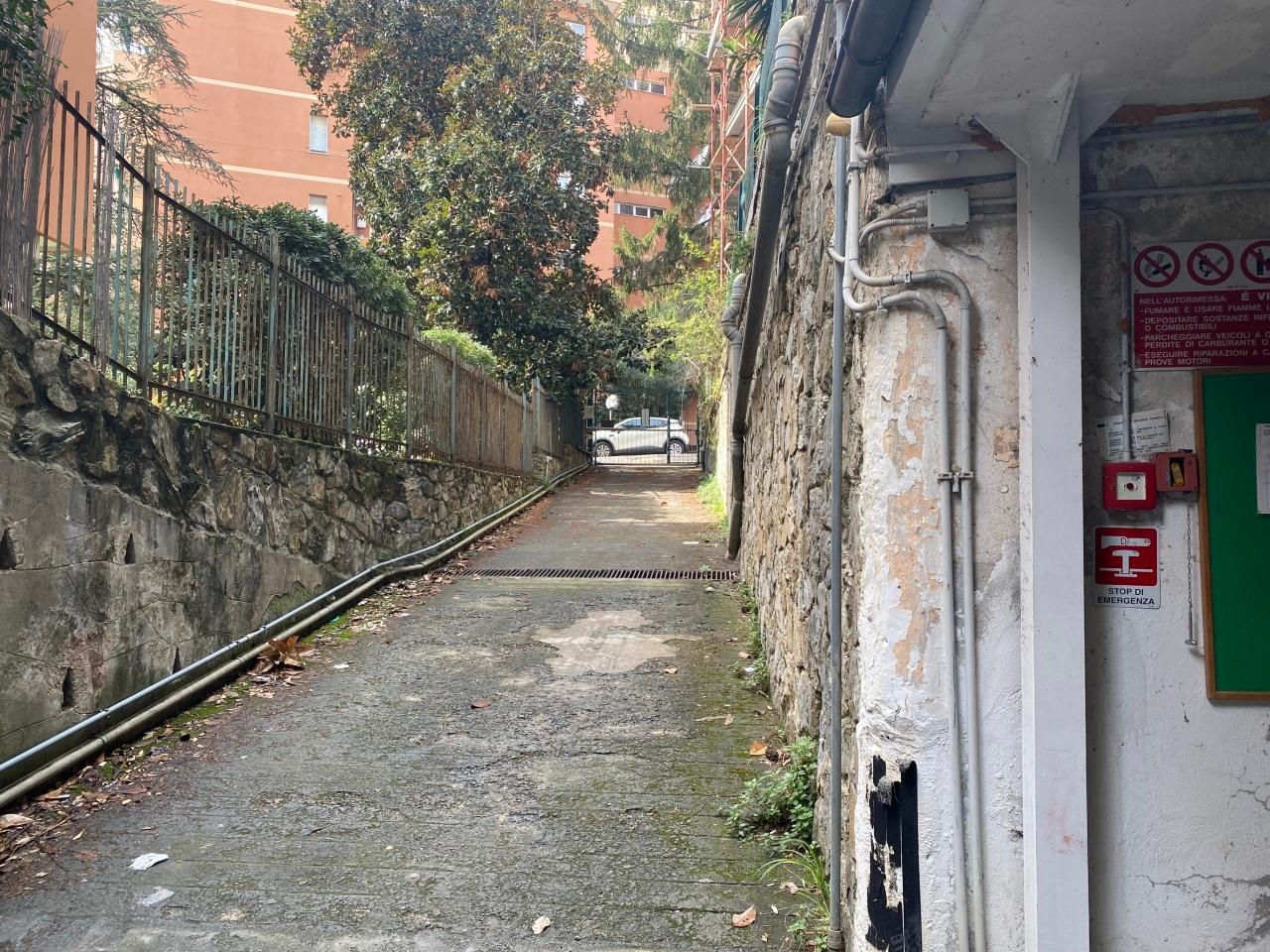 Parcheggio chiuso in Via San Pio X 9, Genova - Foto 1