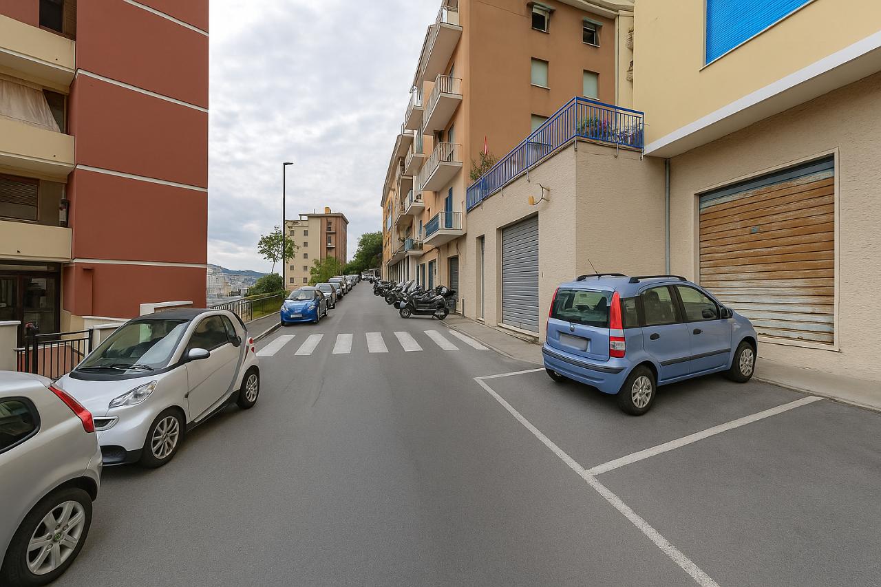 Magazzino in Via Antonio Burlando 56 R, Genova, {3} - Foto 1