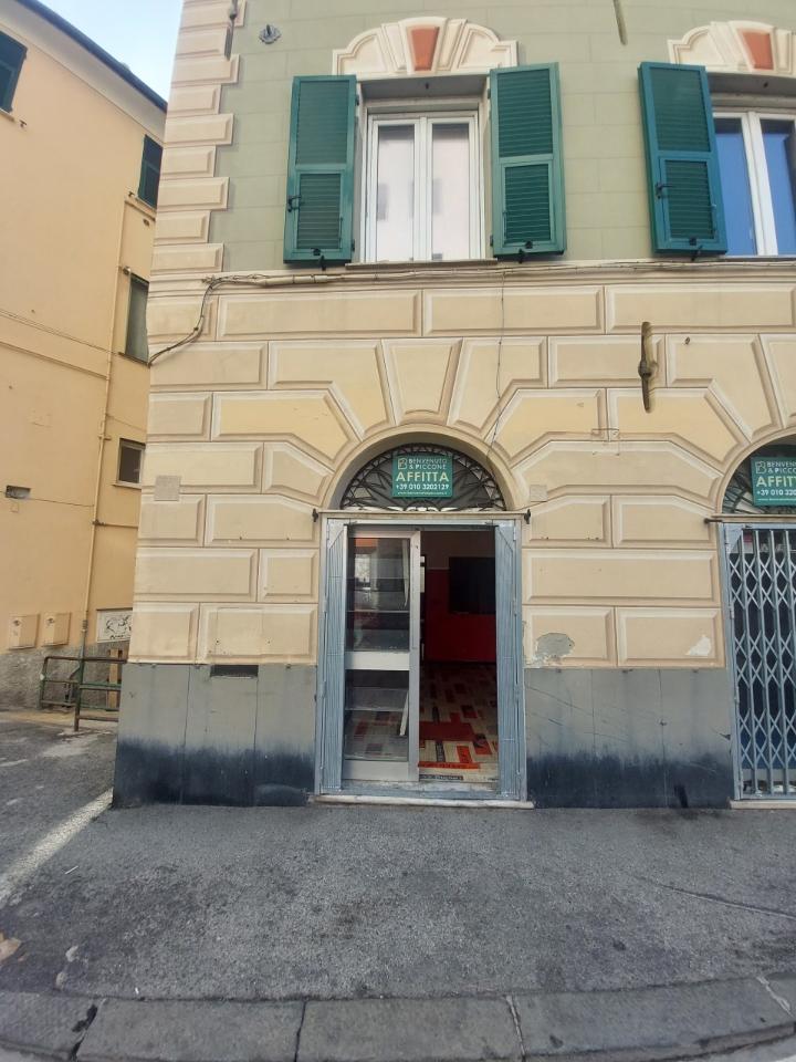 Palazzina commerciale in affitto a Genova
