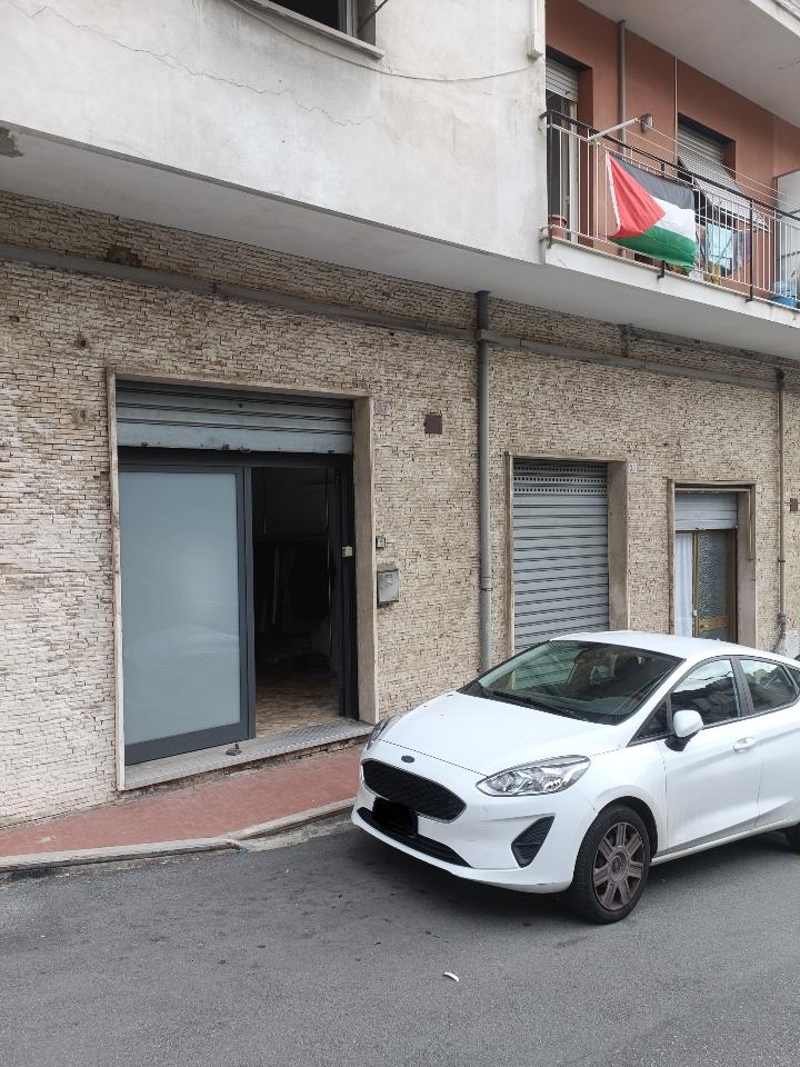 Palazzina commerciale in Via dei Platani 35 R, Genova, {3} - Foto 1