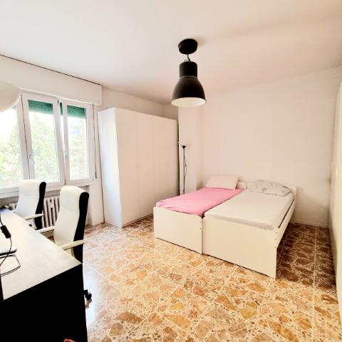 Room in {3}, Toniolo 80 - Photo 1