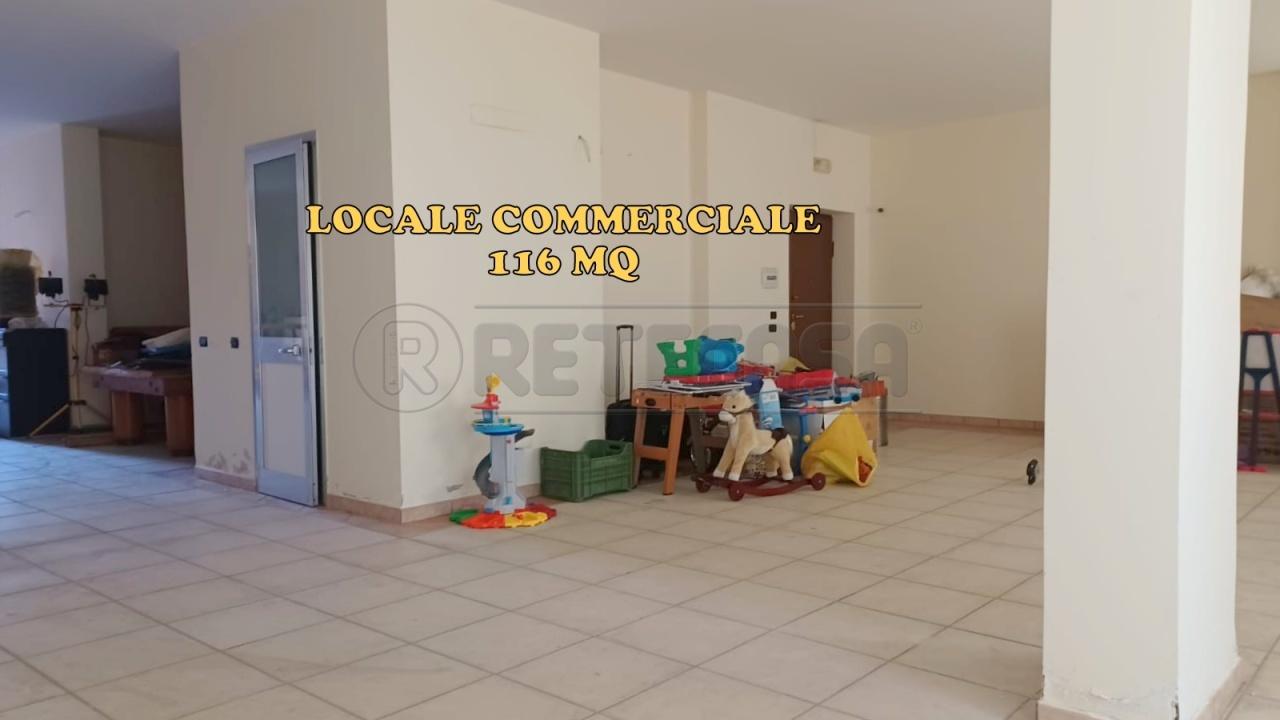 Palazzina commerciale in Via Francesco Petrarca, Marcianise - Foto 1