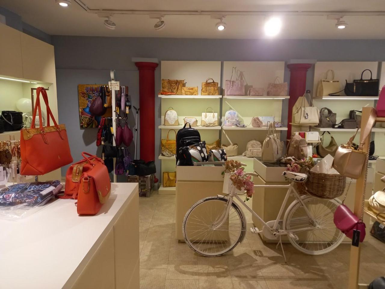 Esercizio commerciale in , Poggibonsi, {3} - Foto 1