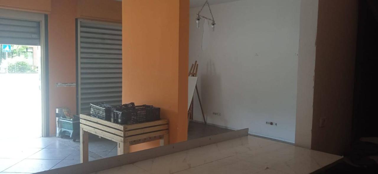 Esercizio commerciale in Via Luca Signorelli 5, Firenze, {3} - Foto 1