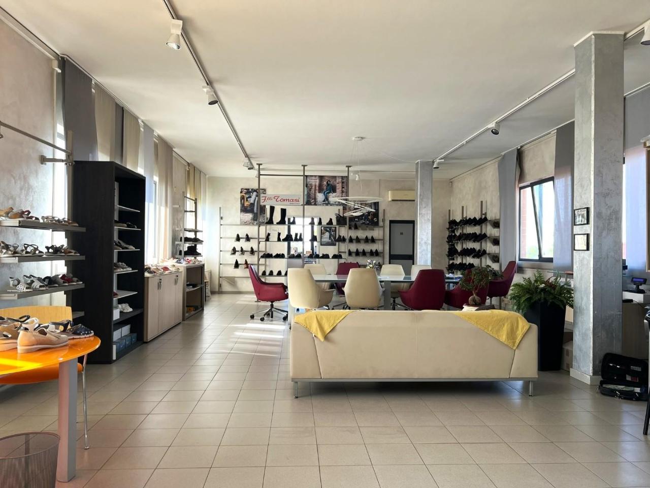 Locale commerciale in , San Giuliano Terme, {3} - Foto 2
