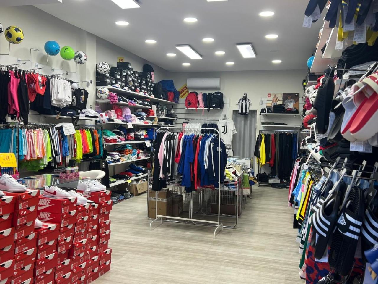 Esercizio commerciale in Iazza Giovanni Peller 3, Massa, {3} - Foto 1