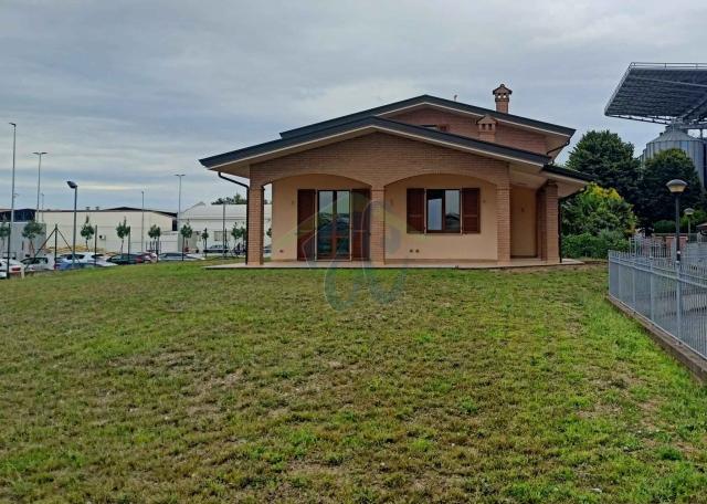 Mansion in Strada Farnesiana, Piacenza - Photo 1