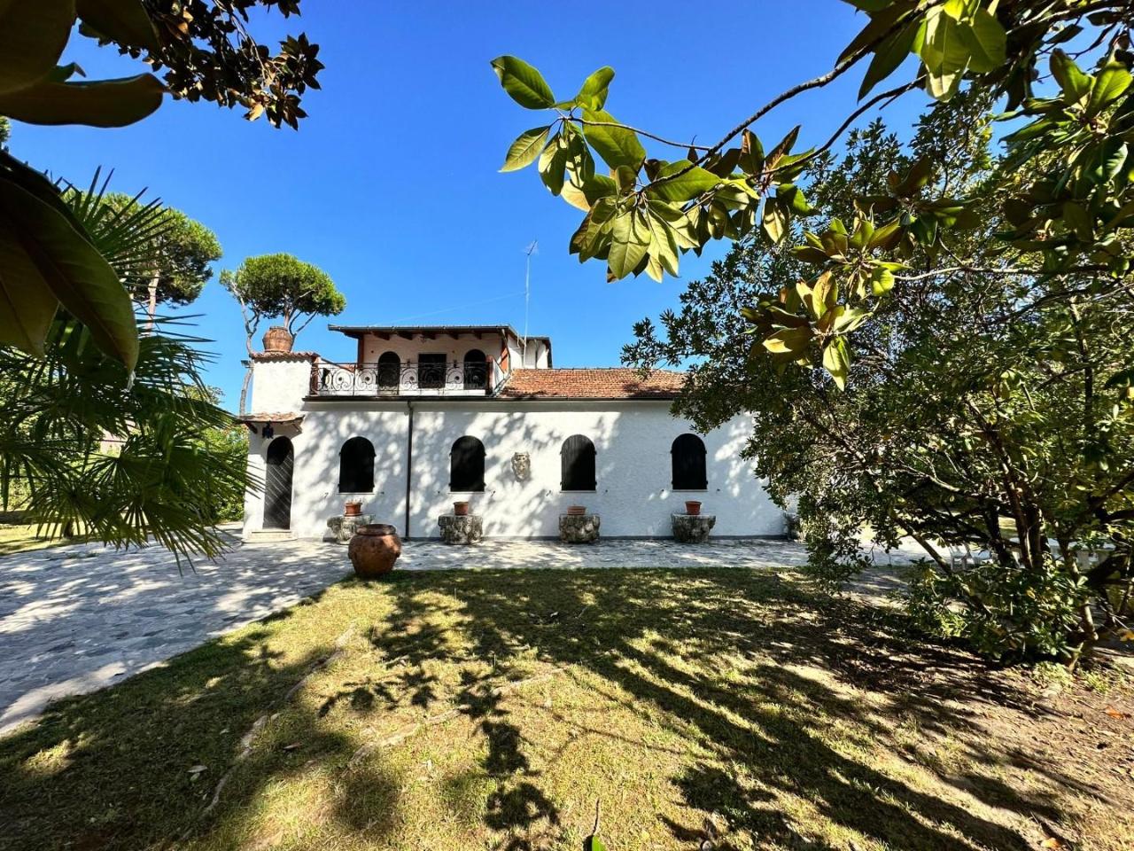 casa indipendente in vendita a Massa in zona Marina dei Ronchi