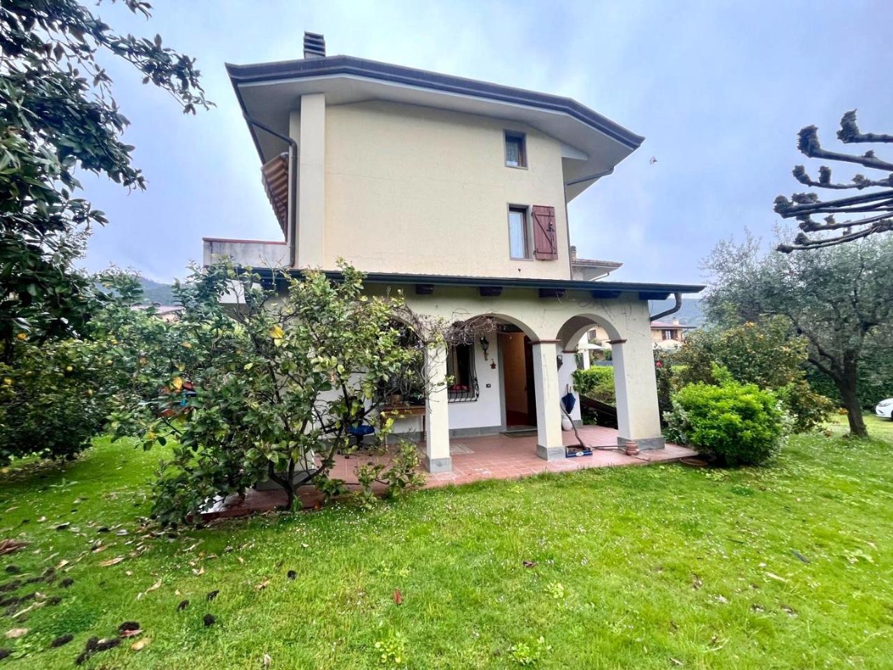 Villa trifamiliare in vendita a Montignoso