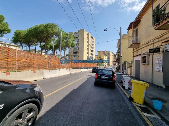 Negozio in Viale Colli Aminei 165, Napoli - Foto 1