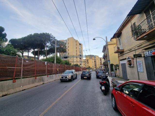 Geschäft in Viale Colli Aminei 165, Napoli - Foto 1