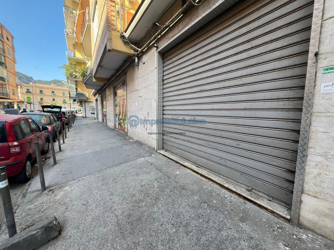 Negozio in Via Paolo della Valle, Napoli, {3} - Foto 2