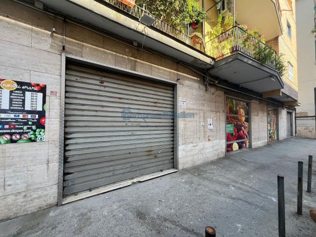 Negozio in Via Paolo della Valle, Napoli - Foto 1