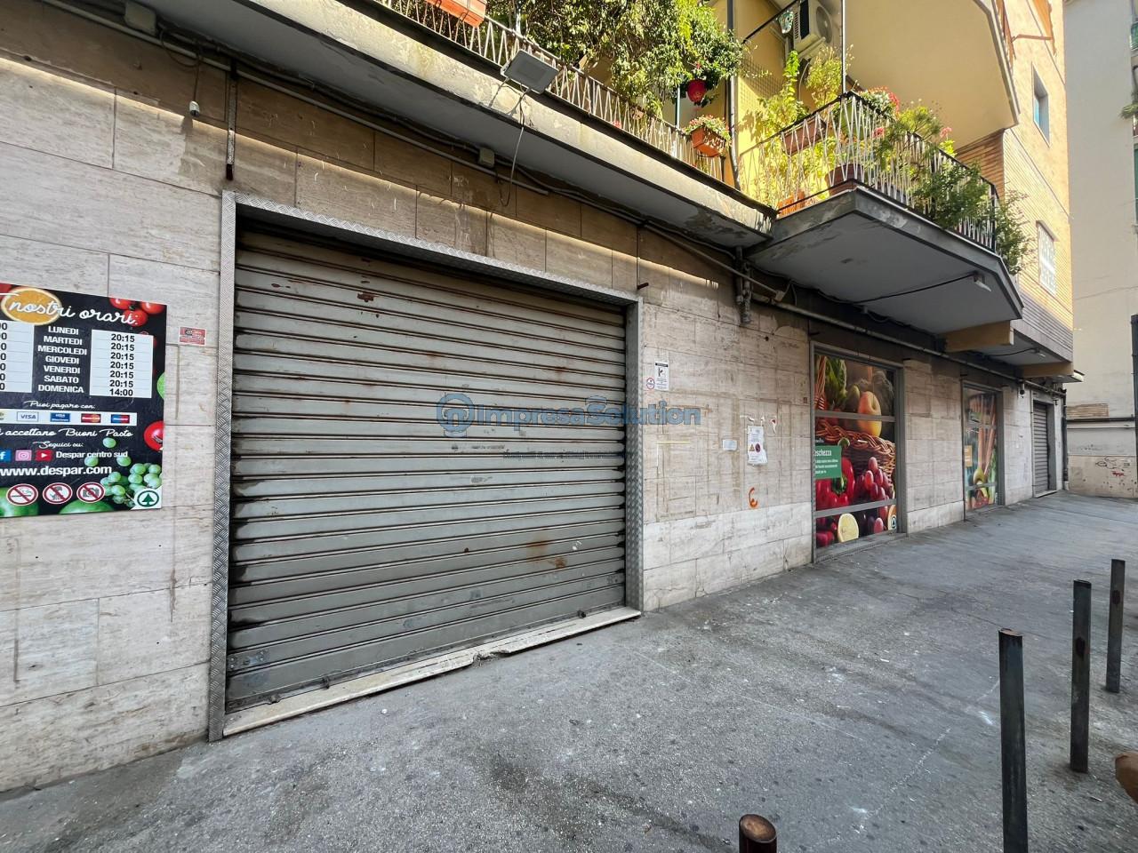 Negozio in Via Paolo della Valle, Napoli, {3} - Foto 1