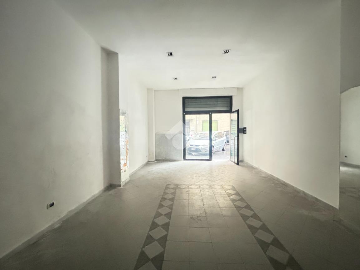 Negozio in Via Nino Ricciardi 35, La Spezia, {3} - Foto 2