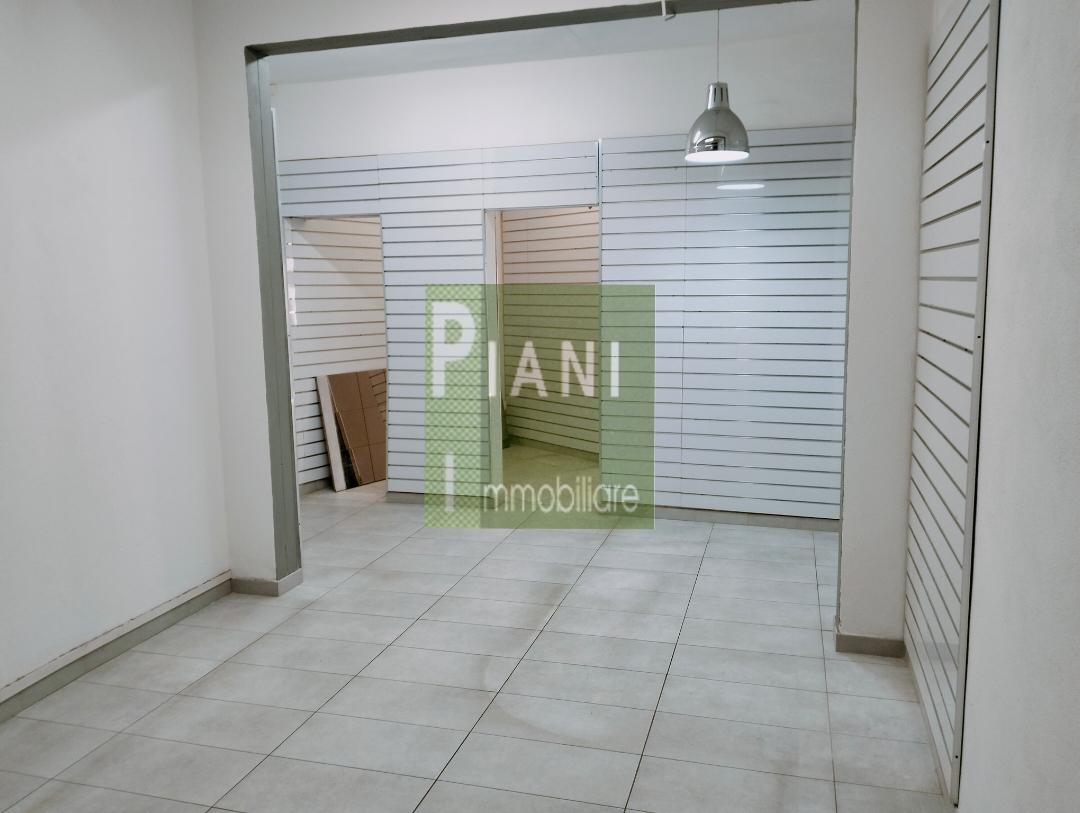 Locale commerciale in , Livorno, {3} - Foto 1