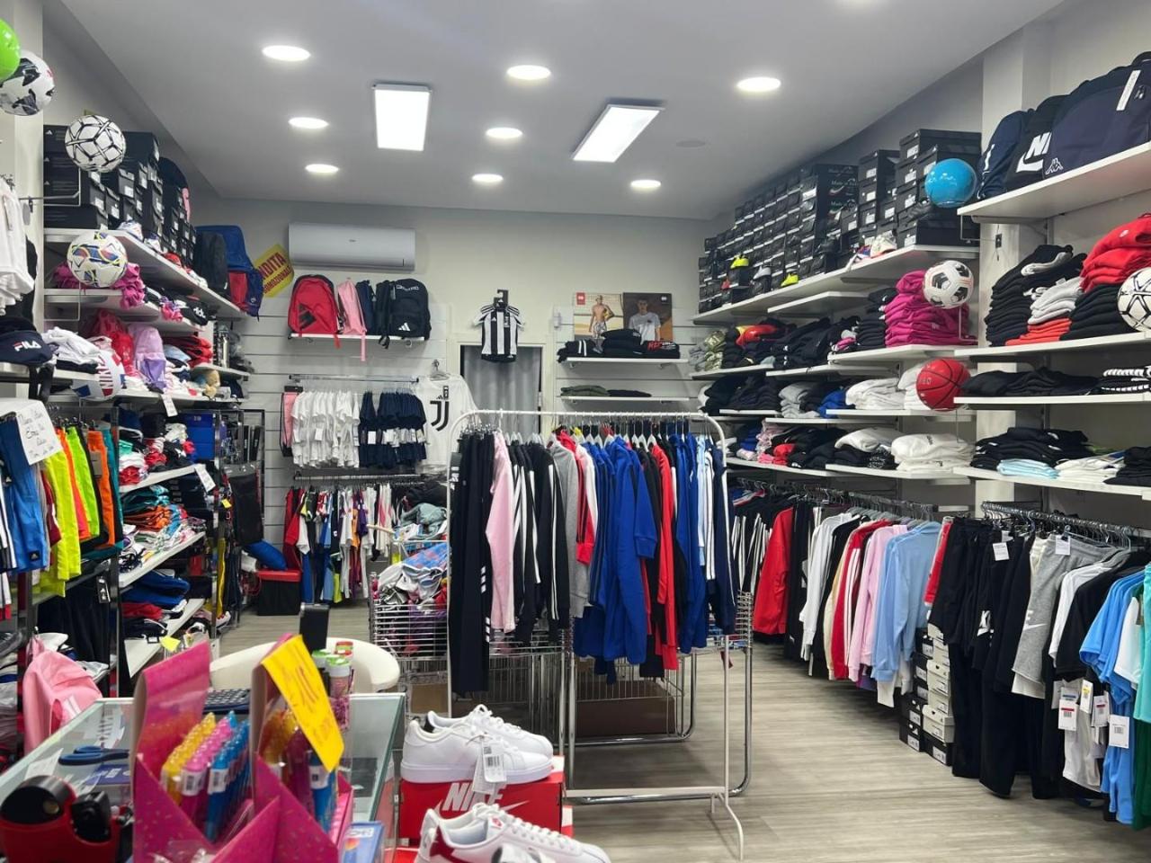 Esercizio commerciale in Iazza Giovanni Peller 3, Massa, {3} - Foto 2