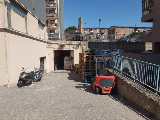 Warehouse in Viale del Policlinico 14, Messina - Photo 1