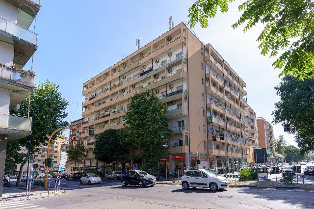 Trilocale in {3}, Viale Vittorio Veneto 187 - Foto 1