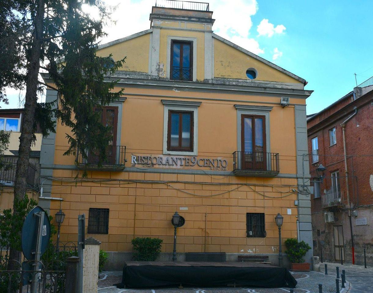 Palazzina commerciale in affitto a Caserta