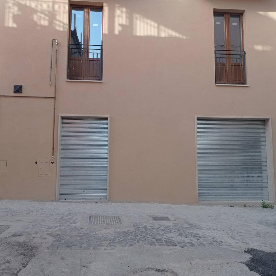 Esercizio commerciale in Via Salita del Castello Snc, L'Aquila, {3} - Foto 2