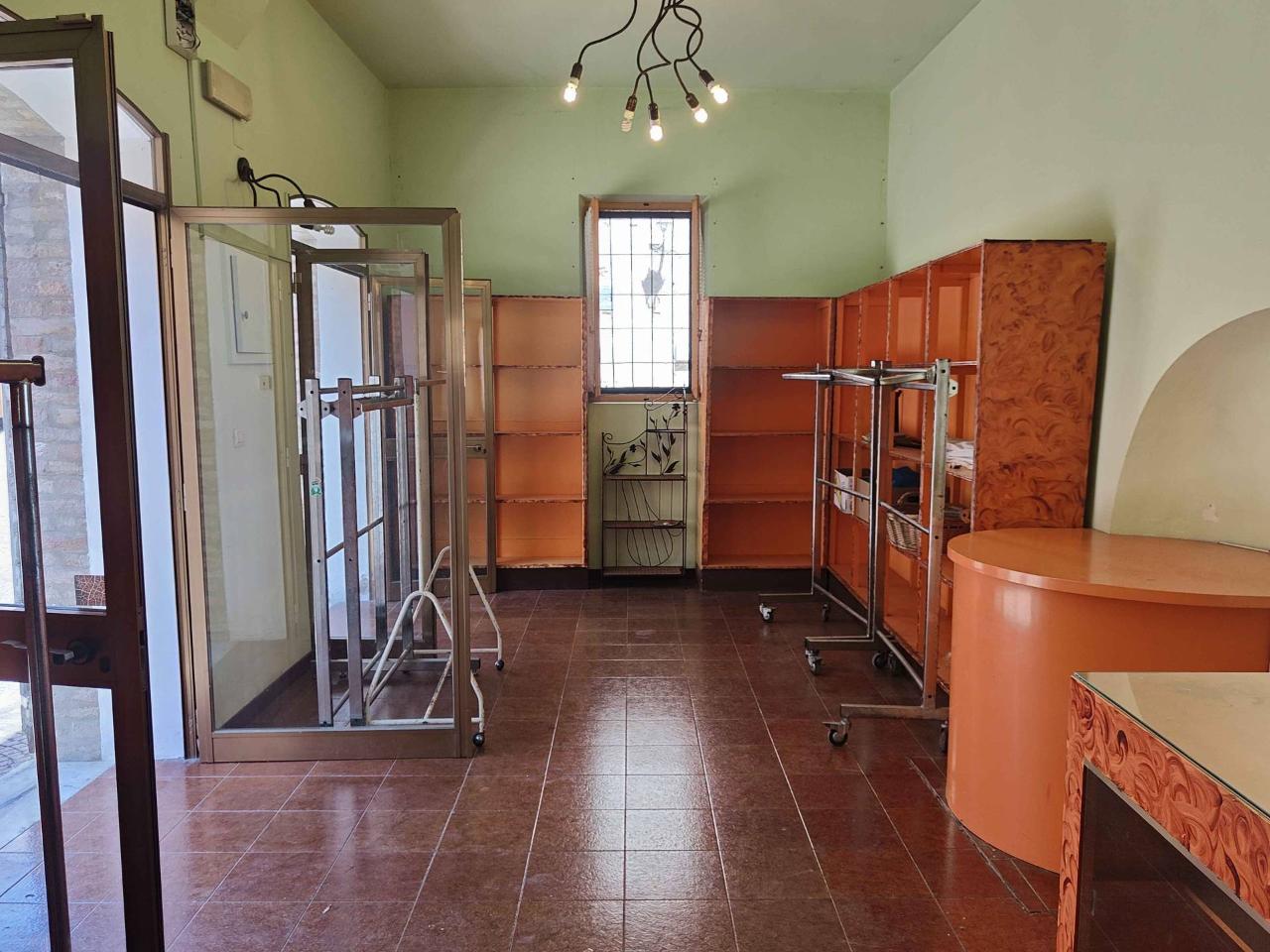 Esercizio commerciale in Piazza San Nicolò 1, Acquaviva Picena, {3} - Foto 2
